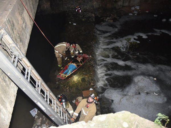 Rescatan a una mujer que cayó en el arroyo Mburicaó