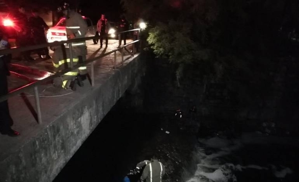 HOY / Bomberos rescatan a mujer que se arrojó al arroyo Mburicao