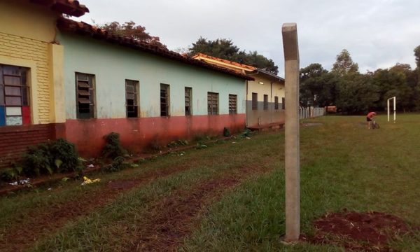 Directora de humilde escuela pública del  Km 10 alquila patio a un club de fútbol