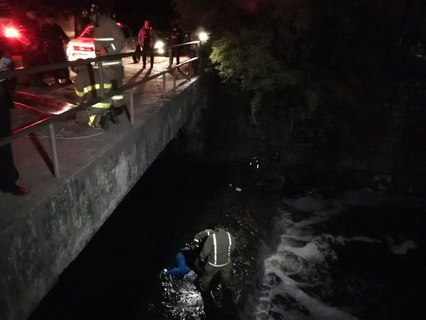 Rescatan a una mujer del arroyo Mburicao