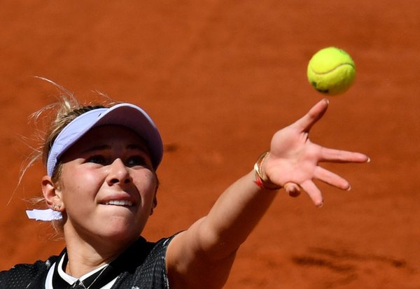 Anisimova, de 17 años, sorprende a Halep en Roland Garros - Versus