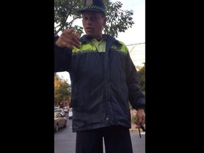 PMT le dijo "que compre un helicóptero", por plaguearse por doble fila, según denuncia
