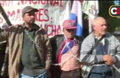 Adultos mayores se encadenan en la Plaza de Armas  - C9N