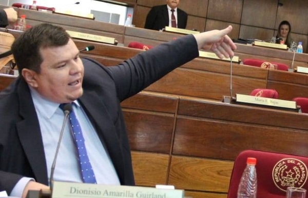 HOY / Manotazo de ahogado: Amarilla recurre a su familia y a los salmos para salvarse