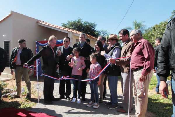 Familias de Itauguá reciben viviendas sociales por parte del Gobierno | .::Agencia IP::.