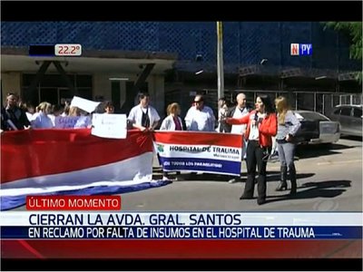 Funcionarios del Hospital de Trauma cierran avenida para exigir insumos
