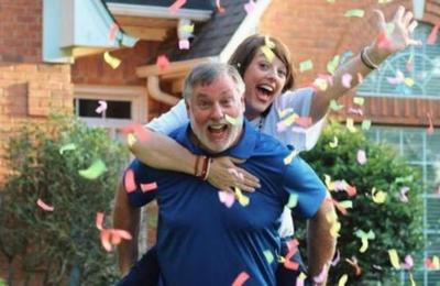 Su hija dejó por fin la casa y la celebración de estos padres se volvió viral - C9N