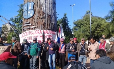 HOY / Adultos mayores se encadenan frente al Congreso y piden modificar Ley de Pensión Alimentaria