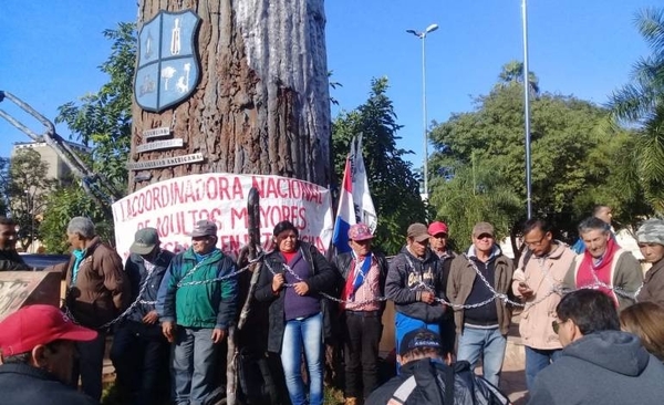 HOY / Adultos mayores se encadenan frente al Congreso y piden modificar Ley de Pensión Alimentaria