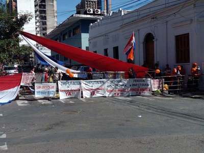 Escrachadores exigen la destitución del senador Dionisio Amarilla » Ñanduti