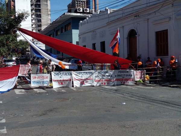Escrachadores exigen la destitución del senador Dionisio Amarilla » Ñanduti