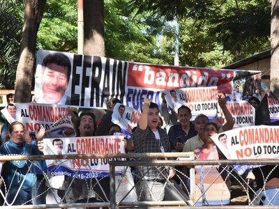 Manifestación a favor y en contra de Dionisio Amarilla en el microcentro