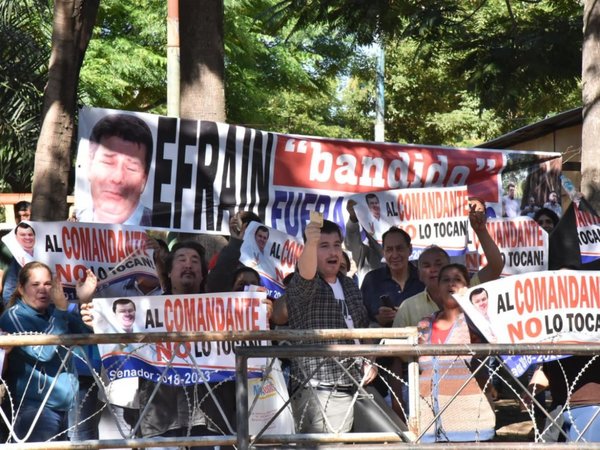 Manifestación a favor y en contra de Dionisio Amarilla en el microcentro