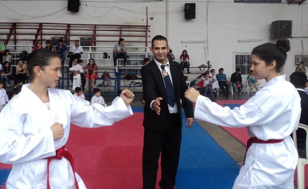 Festival internacional de karate con 500 luchadores - Versus