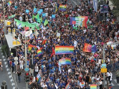 La marcha del orgullo gay desafía el conservadurismo de la Ciudad Santa