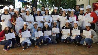 Egresan Panaderos y Confiteros en Ñeembucú » Ñanduti