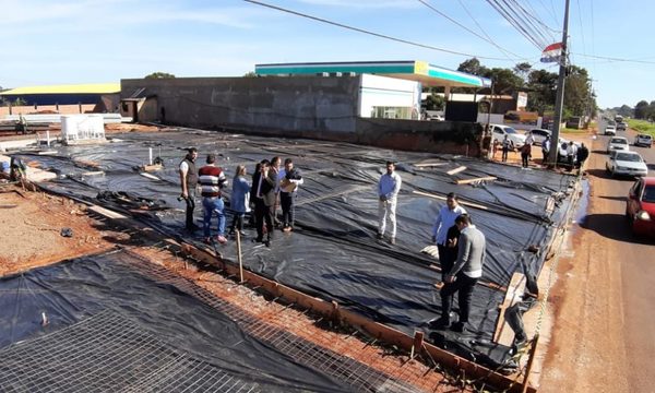 Frenan construcción de estación de servicio que figura como estacionamiento