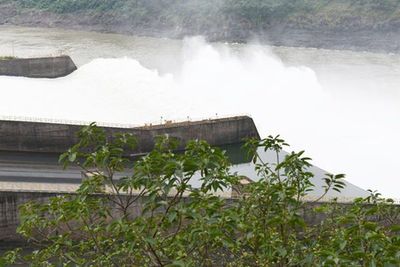 Represa de Itaipú sigue abierta dejando ver un espectáculo