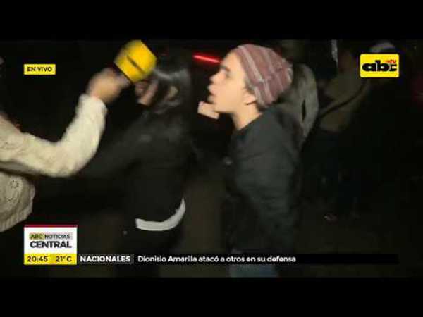 Seguidores de Amarilla agreden a periodistas - Tv - ABC Color