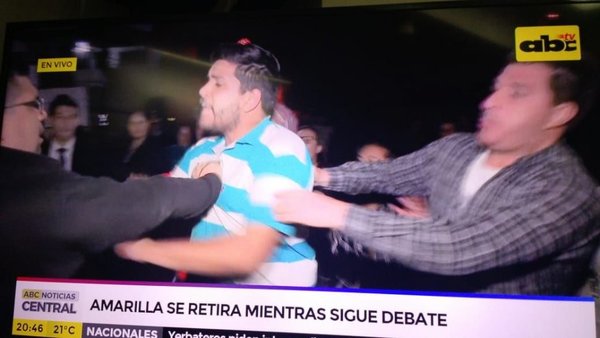 Seguidores de Amarilla agreden a periodistas - Nacionales - ABC Color