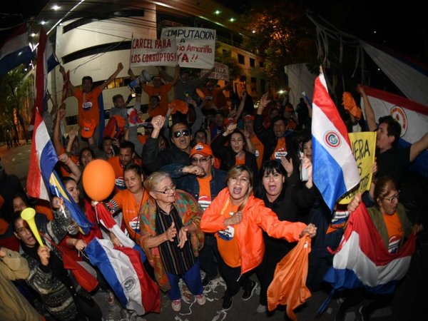 Celebran expulsión de Amarilla y ahora van por Cuevas