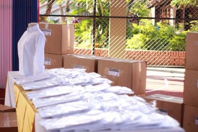 Alumnos recibirán 4.000 camisas
