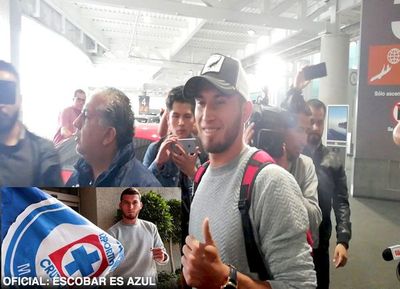 Escobar, recibido como ídolo