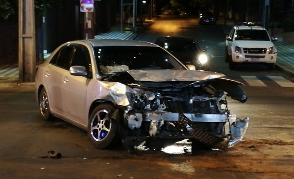 HOY / Camioneta salió de calle transversal y terminó embestida sobre Mcal. López