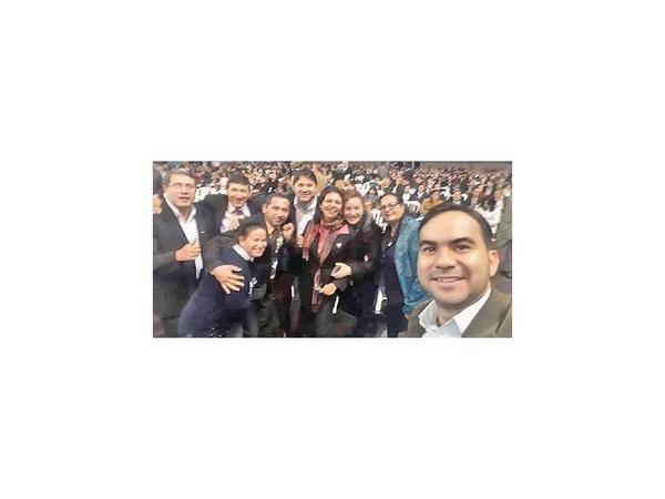 Cambian a director que cobró sin viajar