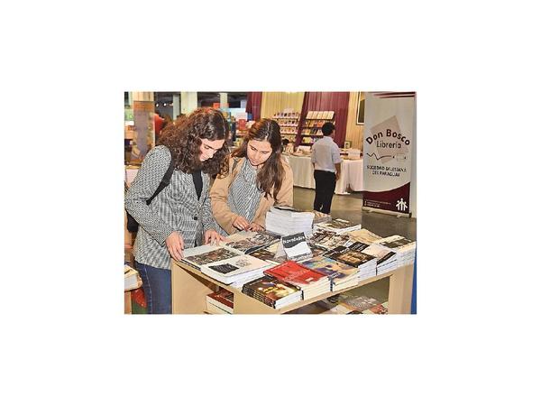 Feria librera presenta títulos de historia y novelas en jornada con charlas y música