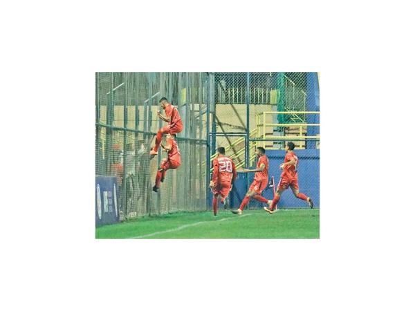 Tacuary y Juventud siguen firmes
