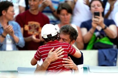 El hijo de Mahut conmueve al mundo del tenis tras consolar a su padre