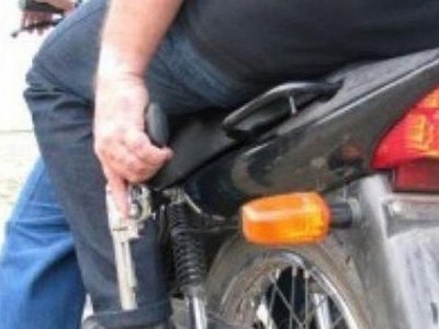 Motochorros balearon a un hombre para robarle su celular
