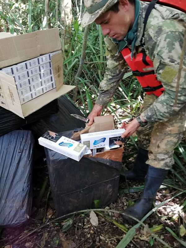 Marinos incautan fortuitamente marihuana y cigarrillos abandonados por narcotraficantes