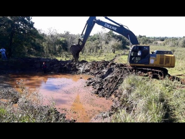 EXCAVAN ESTANQUES PARA CRÍA DE PECES EN ITAPÚA