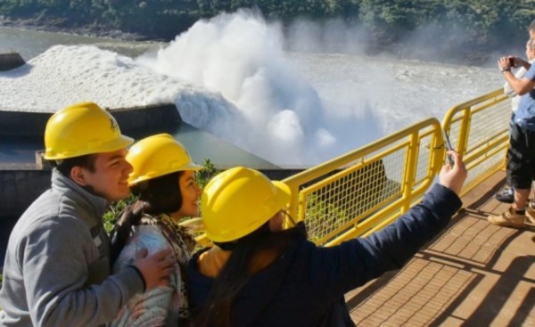 Compuertas siguen abiertas en Itaipu