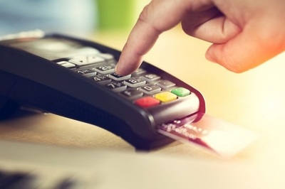 Restaurantes tendrán millonarias sanciones por rechazar tarjetas, advierten