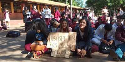 Estudiantes del CRECE realizan “sentata”