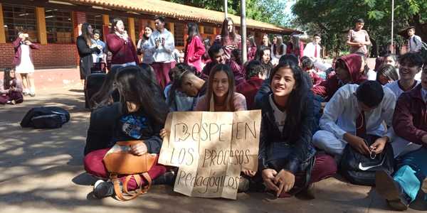 Estudiantes del CRECE realizan “sentata”