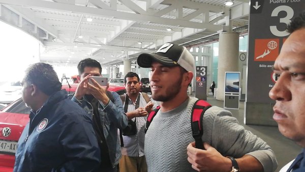 La inusual presentación de Juan Escobar en México - Versus