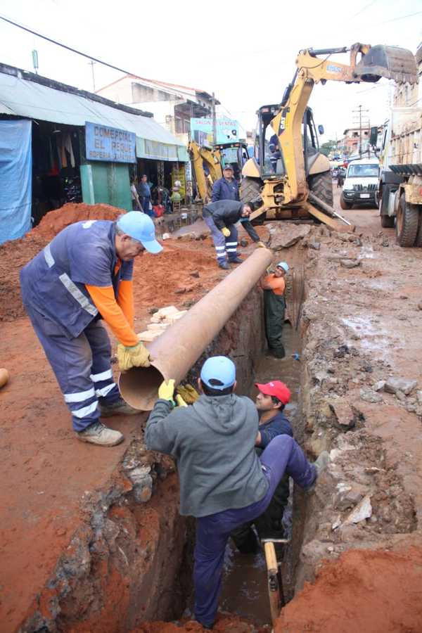 Avanzan obras sanitarias en Luque tras 44 años - ADN Paraguayo