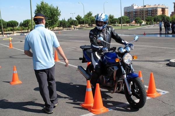 HOY / Clases de conducción para motociclistas: formarán a instructores con "linces" y Caminera
