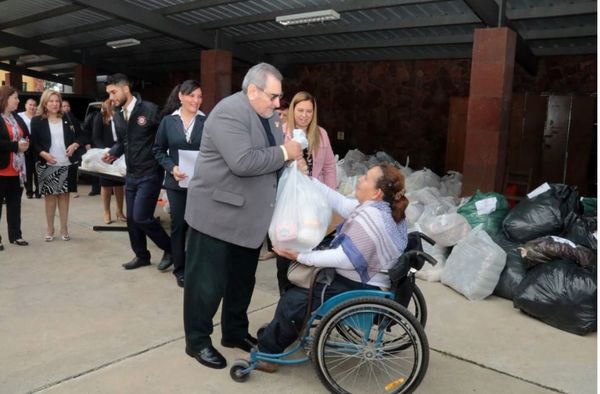 Entrega de donaciones y atención médica en Pilar