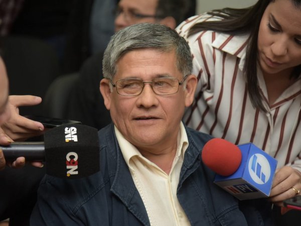 Ex párroco que enfrenta juicio por acoso dice que se siente perseguido