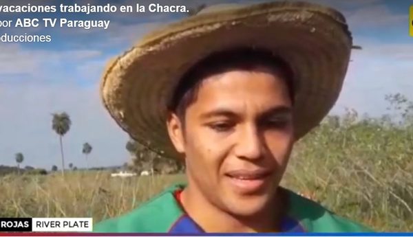 Rojas vacaciona trabajando en la chacra