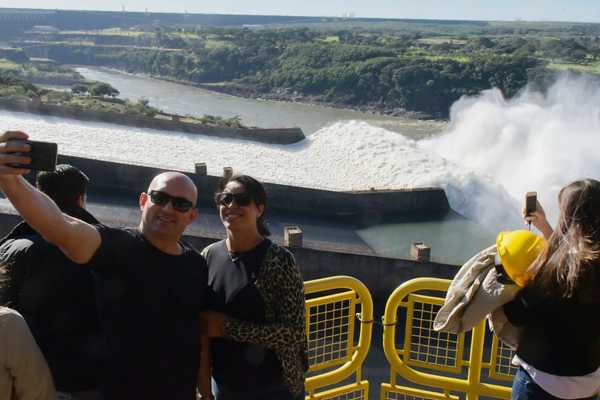 Estiman que vertedero de la represa de Itaipú seguirá abierto - ADN Paraguayo