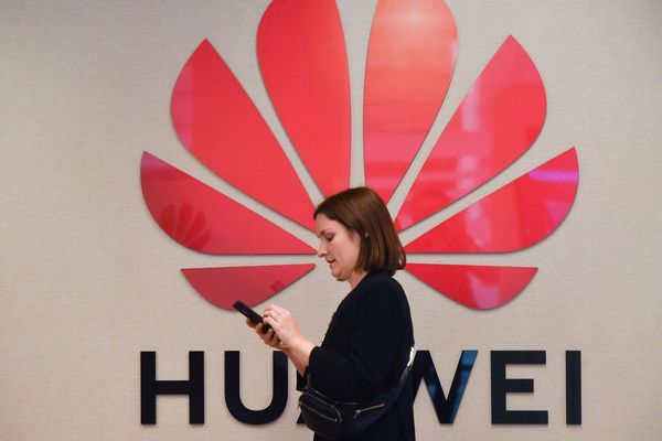 Facebook suspende preinstalación de sus apps en Huawei