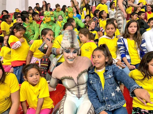 Los artistas de “Ovo” compartieron con niños
