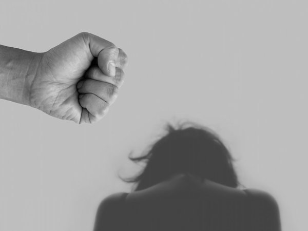 Denuncian brutal golpiza a persona transexual