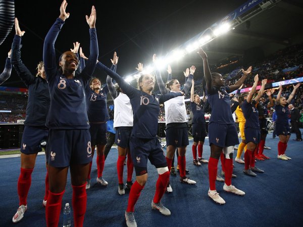 La gran fiesta del fútbol femenino se abre con una goleada de Francia